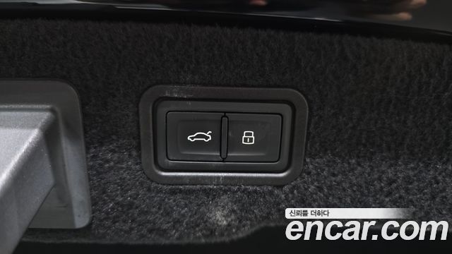 Audi A8 2021 — photo 36