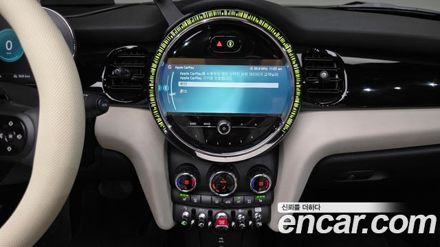 Mini Cooper Convertible 2023 — photo 20