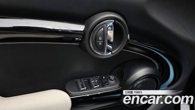 Mini Cooper Convertible 2023 — photo 24