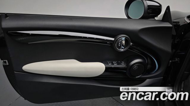 Mini Cooper Convertible 2023 — photo 14