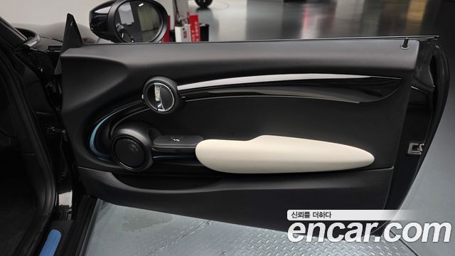 Mini Cooper Convertible 2023 — photo 15