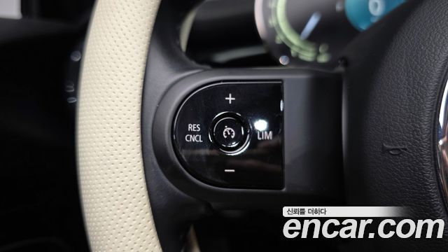 Mini Cooper Convertible 2023 — photo 29