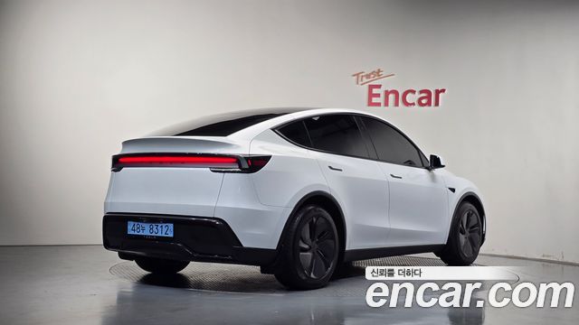 Tesla Model Y 2026 — photo 2