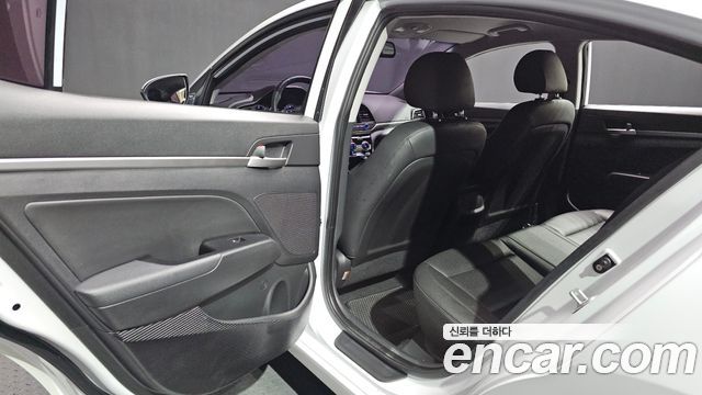 Hyundai AVANTE 2019 — photo 16