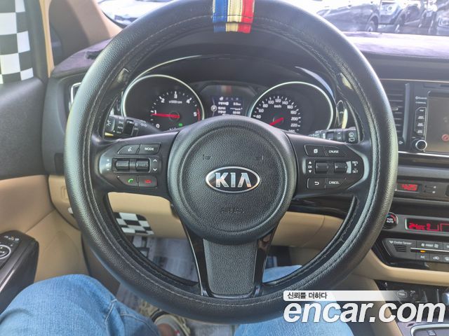 Kia Canival 2015 — photo 10