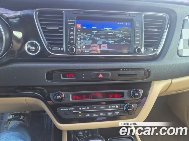 Kia Canival 2015 — photo 11