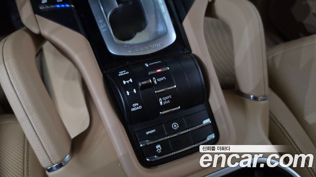 Porsche Cayenne 2017 — photo 19