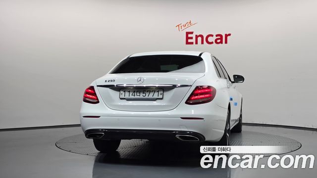 Mercedes-Benz E-Class 2020 — photo 4