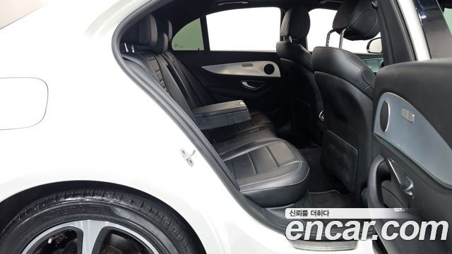 Mercedes-Benz E-Class 2020 — photo 17