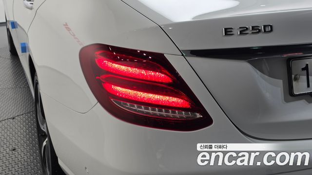 Mercedes-Benz E-Class 2020 — photo 9