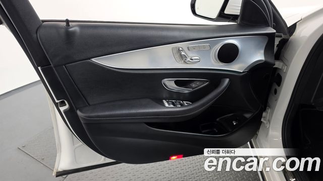 Mercedes-Benz E-Class 2020 — photo 14