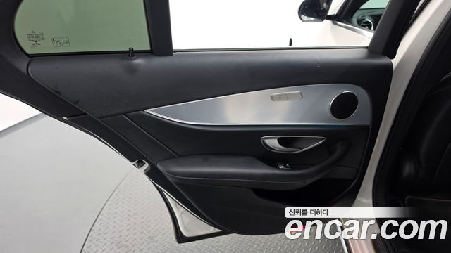 Mercedes-Benz E-Class 2020 — photo 15