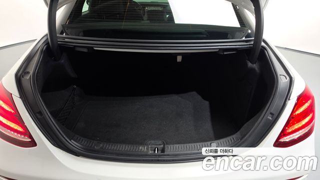 Mercedes-Benz E-Class 2020 — photo 30