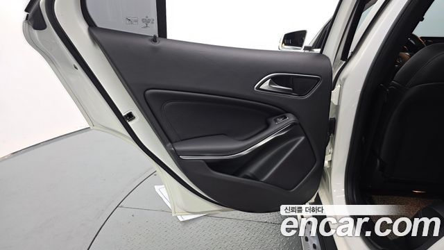 Mercedes-Benz GLA-Class 2018 — photo 15