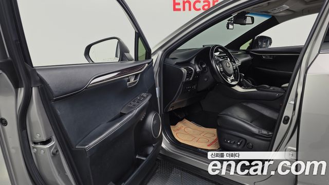 Lexus NX 2017 — photo 10