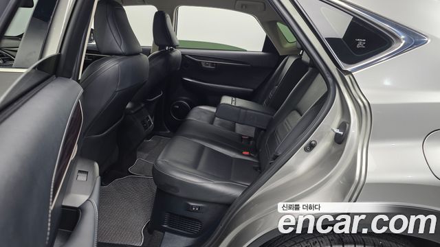 Lexus NX 2017 — photo 11