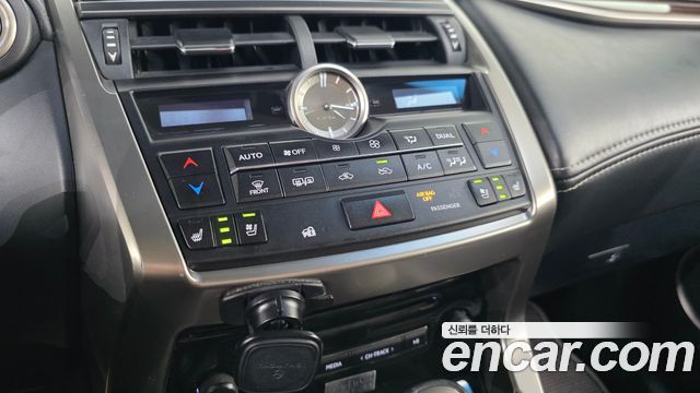 Lexus NX 2017 — photo 16