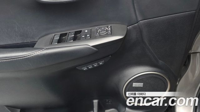 Lexus NX 2017 — photo 17