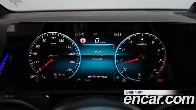 Mercedes-Benz GLB-Class 2021 — photo 11