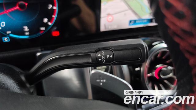 Mercedes-Benz GLB-Class 2021 — photo 12