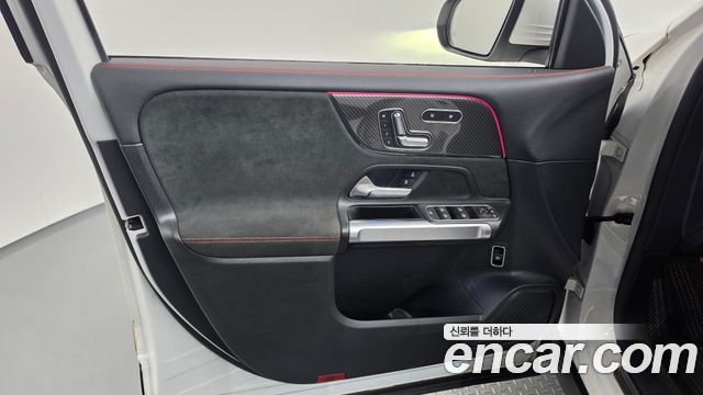 Mercedes-Benz GLB-Class 2021 — photo 14