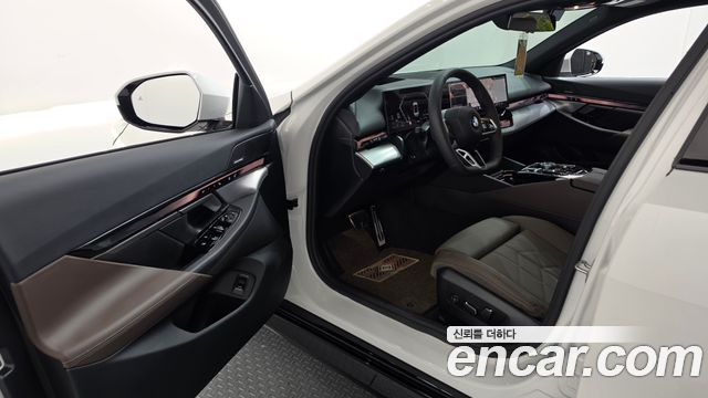 BMW 5-Series 2025 — photo 13