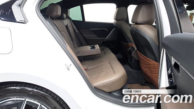 BMW 5-Series 2025 — photo 17