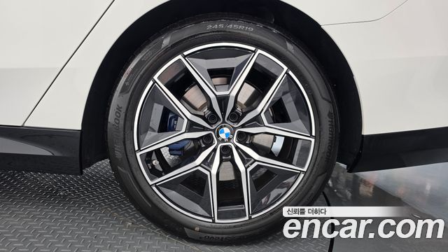 BMW 5-Series 2025 — photo 7