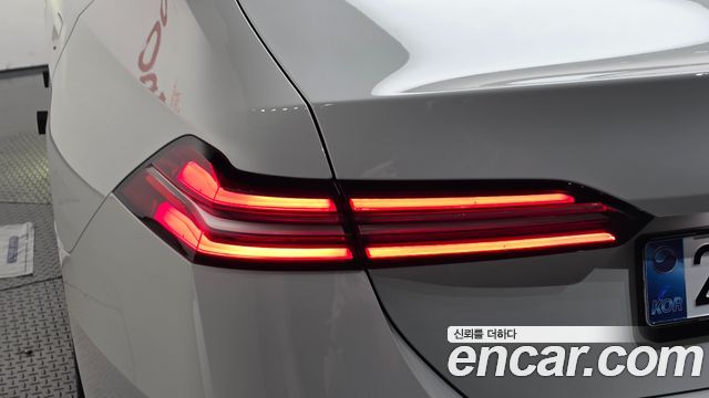 BMW 5-Series 2025 — photo 9
