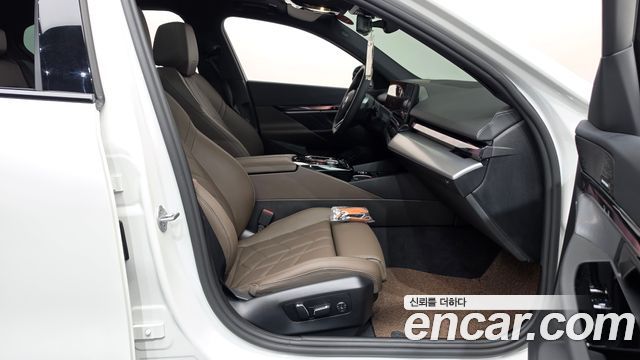 BMW 5-Series 2025 — photo 16