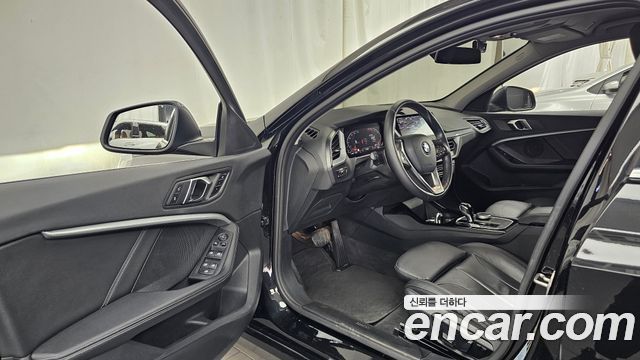 BMW 1-Series 2022 — photo 13
