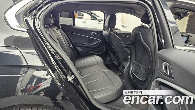 BMW 1-Series 2022 — photo 17