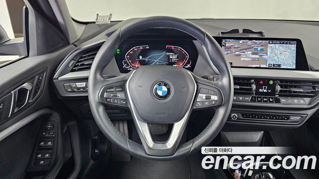 BMW 1-Series 2022 — photo 19