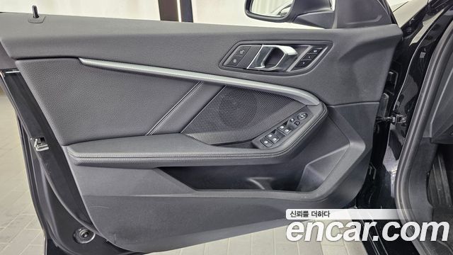 BMW 1-Series 2022 — photo 14