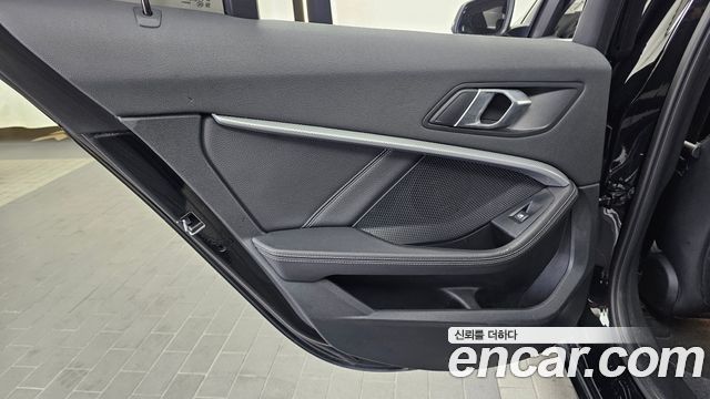 BMW 1-Series 2022 — photo 15