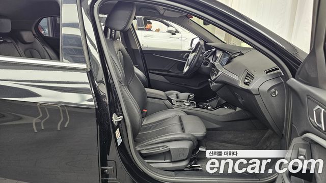 BMW 1-Series 2022 — photo 16