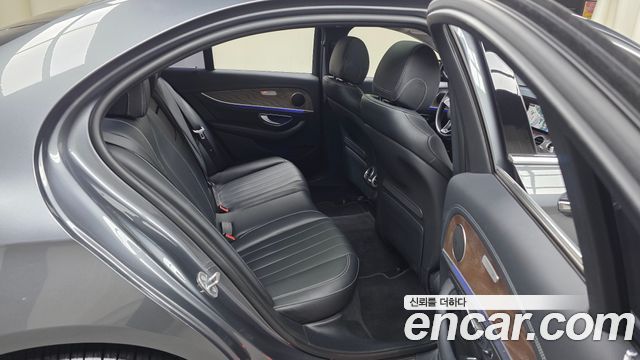 Mercedes-Benz E-Class 2017 — photo 18
