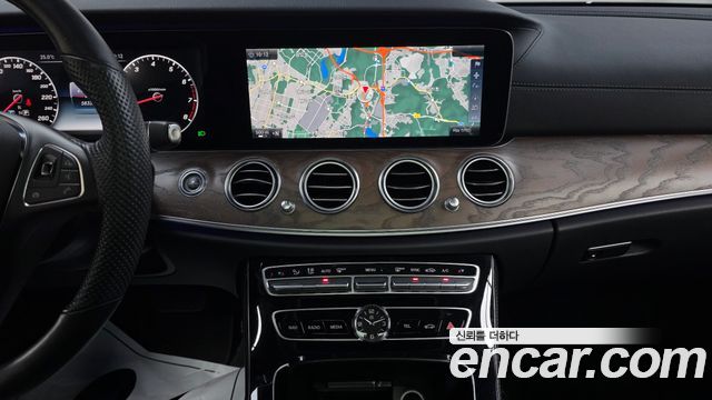 Mercedes-Benz E-Class 2017 — photo 19