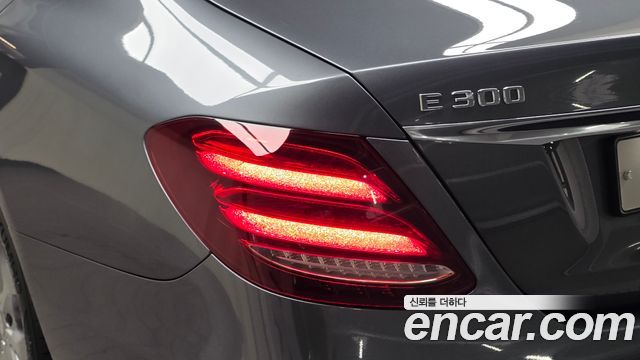 Mercedes-Benz E-Class 2017 — photo 9