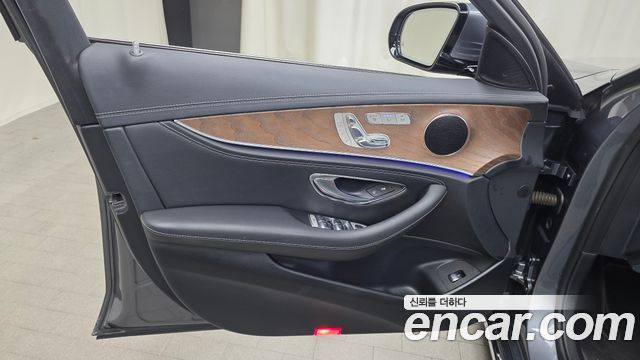 Mercedes-Benz E-Class 2017 — photo 14