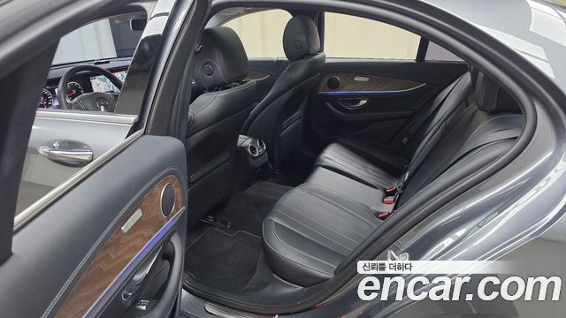Mercedes-Benz E-Class 2017 — photo 16