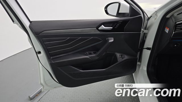 Volkswagen Jetta 2023 — photo 14