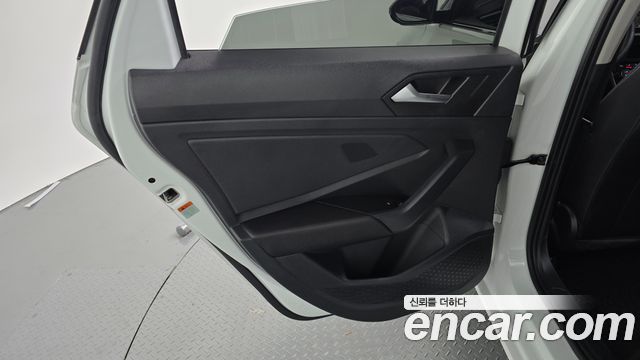 Volkswagen Jetta 2023 — photo 15