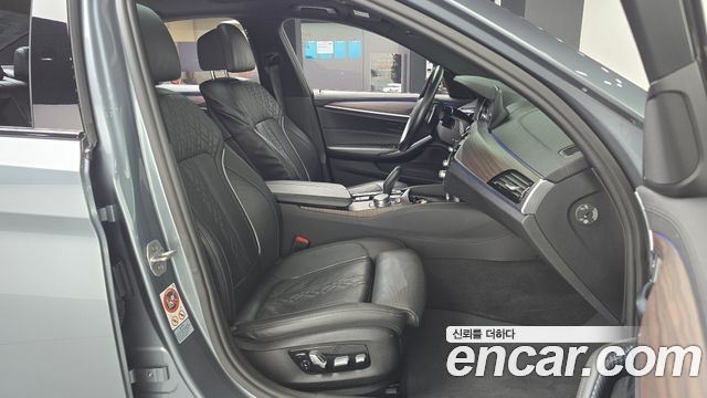 BMW 5-Series 2017 — photo 10
