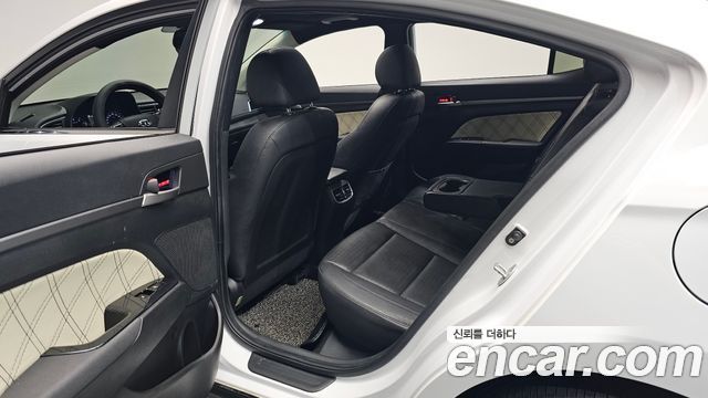 Hyundai AVANTE 2016 — photo 18