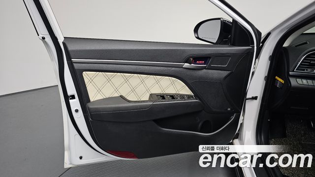 Hyundai AVANTE 2016 — photo 14