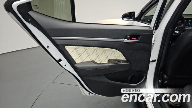 Hyundai AVANTE 2016 — photo 15