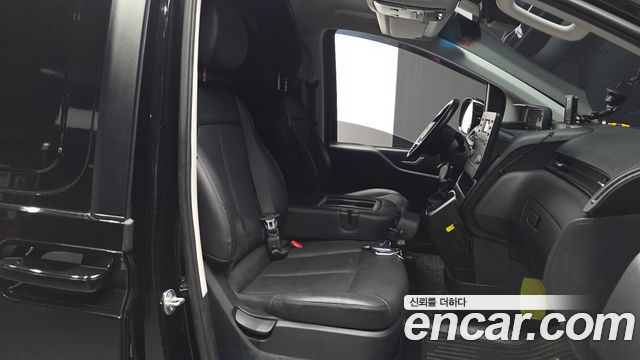 Hyundai Staria 2025 — photo 17