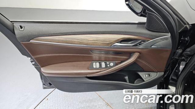 BMW 5-Series 2020 — photo 14