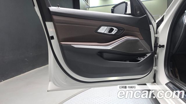 BMW 3-Series 2021 — photo 14